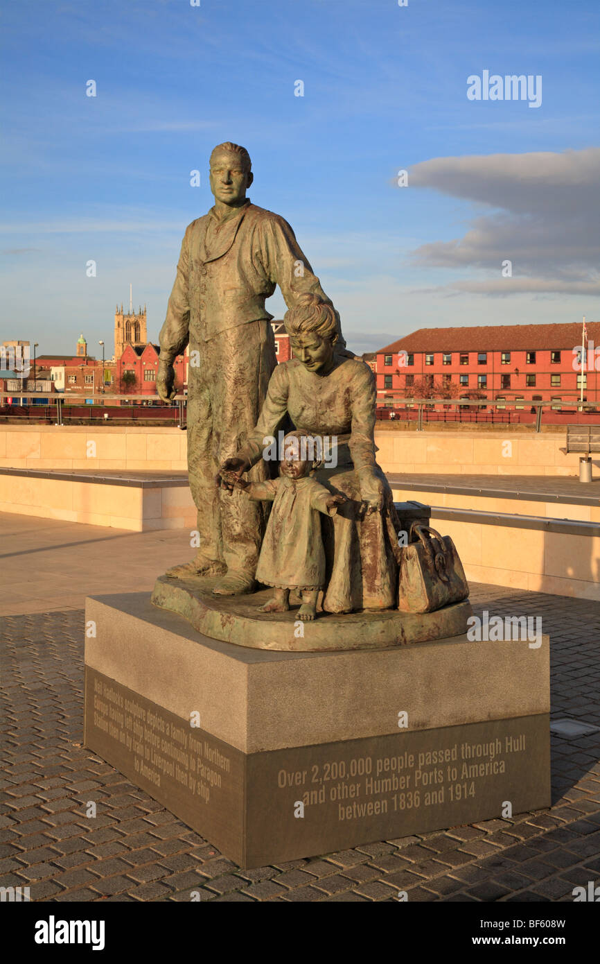 Skulptur, Darstellung einer Familie aus Nordeuropa Reisen nach Amerika, Kingston upon Hull, East Yorkshire, England, UK. Stockfoto