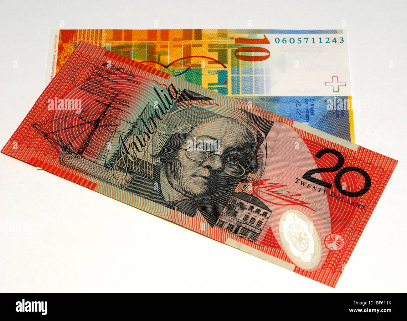 Schweizer Franken und australischer Dollar-Banknoten. Stockfoto