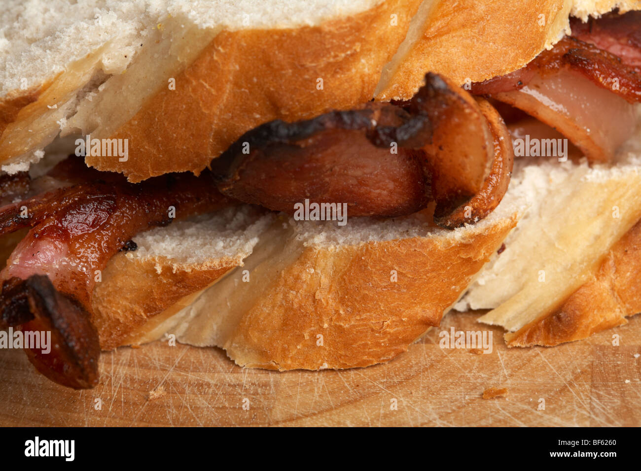 Schinken Sandwich von organischen britische Saddleback Schweine aufgezogen in Irland in grob geschnittene Weißbrot Dick zurück Stockfoto