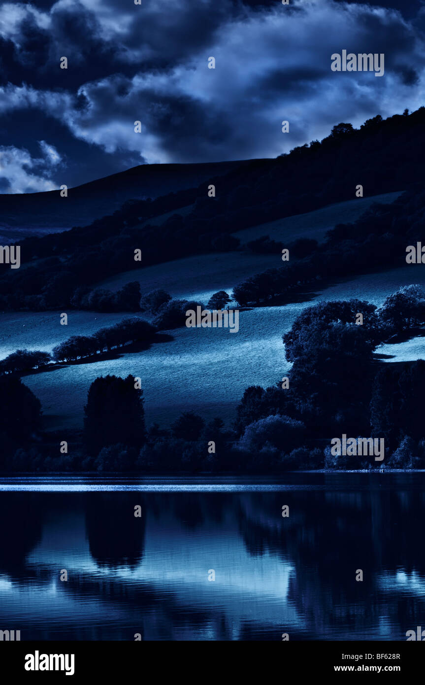 Perfekte Mondschein Reflexion an Wanderungen Reservoir, Brecon Beacons in Wales Stockfoto
