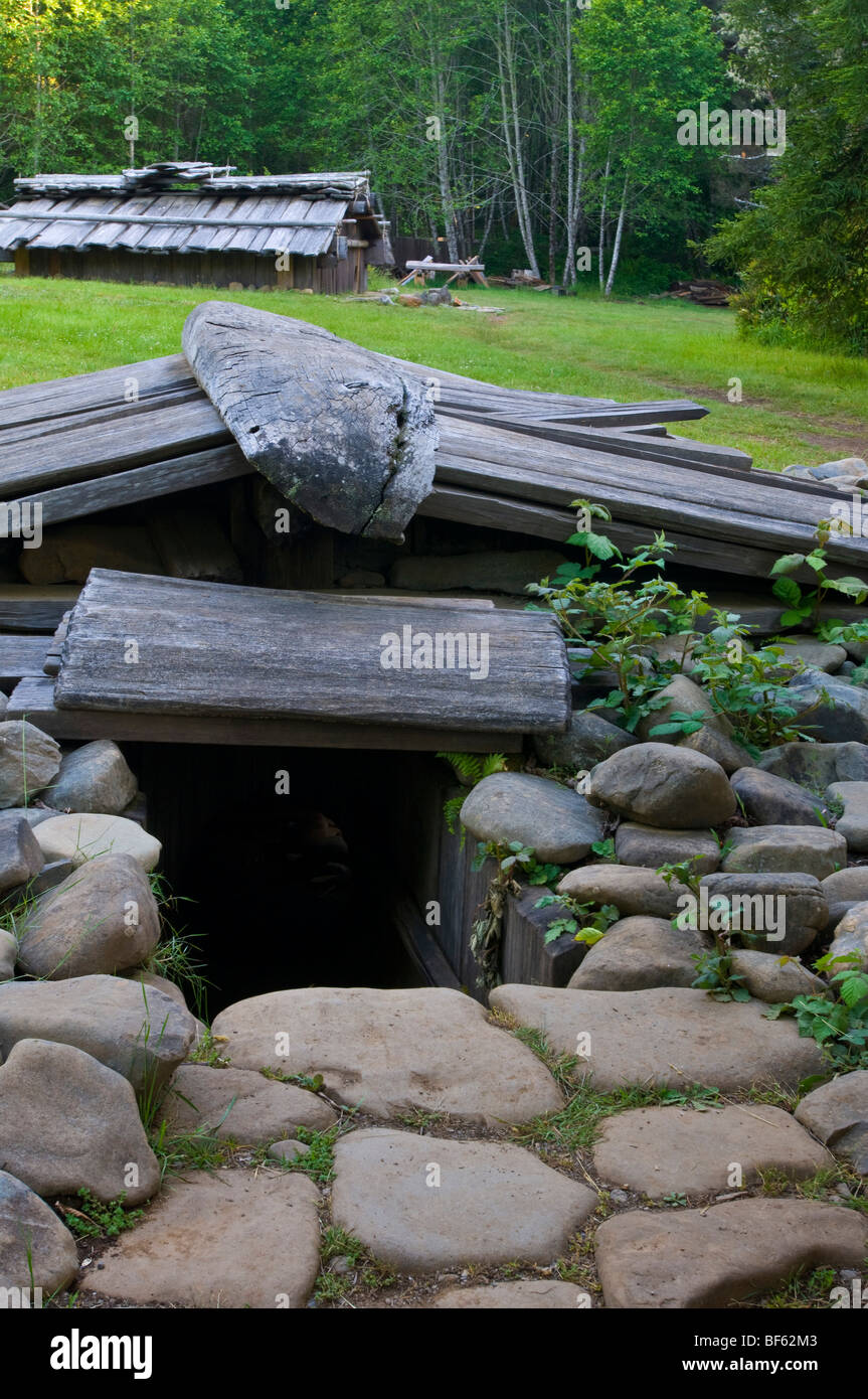 Rekonstruktion der traditionellen indianischen Logen Yurok-Indianer im Sumeg Village, Patricks Point State Park, Kalifornien Stockfoto