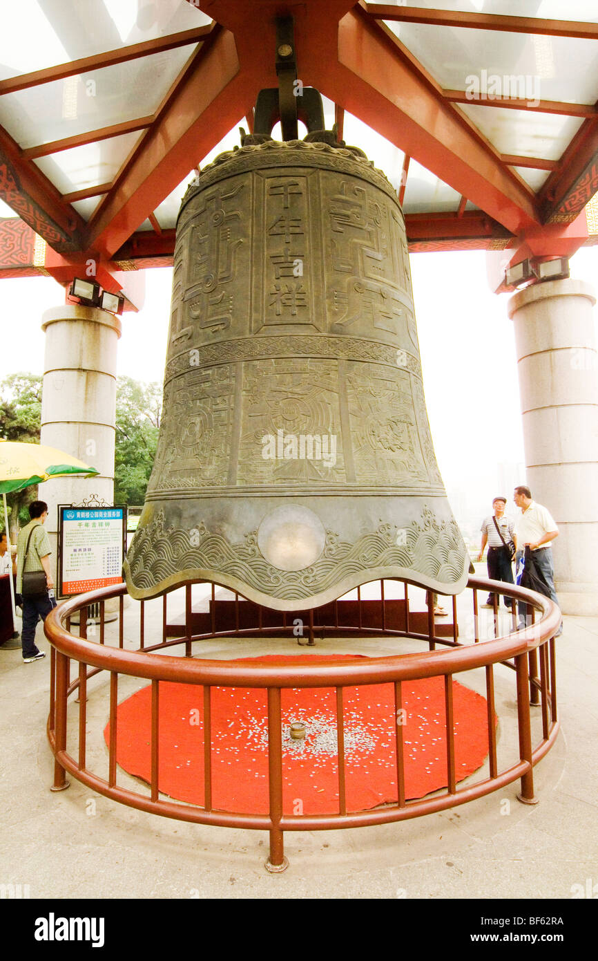 Die Millenium Bell, Yellow Crane Tower Park, Stadt Wuhan, Hubei, China Stockfoto