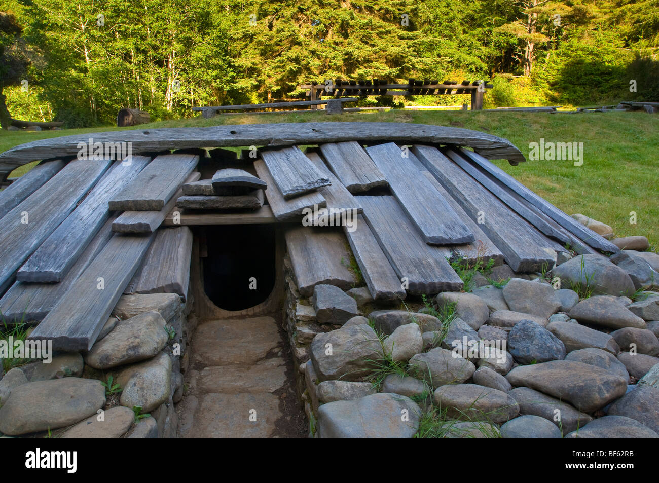 Rekonstruktion der traditionellen indianischen Logen Yurok-Indianer im Sumeg Village, Patricks Point State Park, Kalifornien Stockfoto