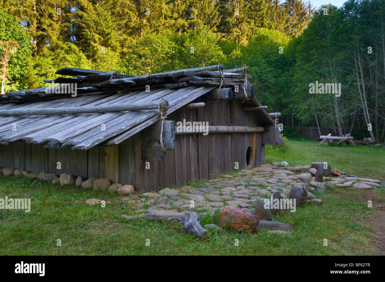 Rekonstruktion der traditionellen indianischen Logen Yurok-Indianer im Sumeg Village, Patricks Point State Park, Kalifornien Stockfoto