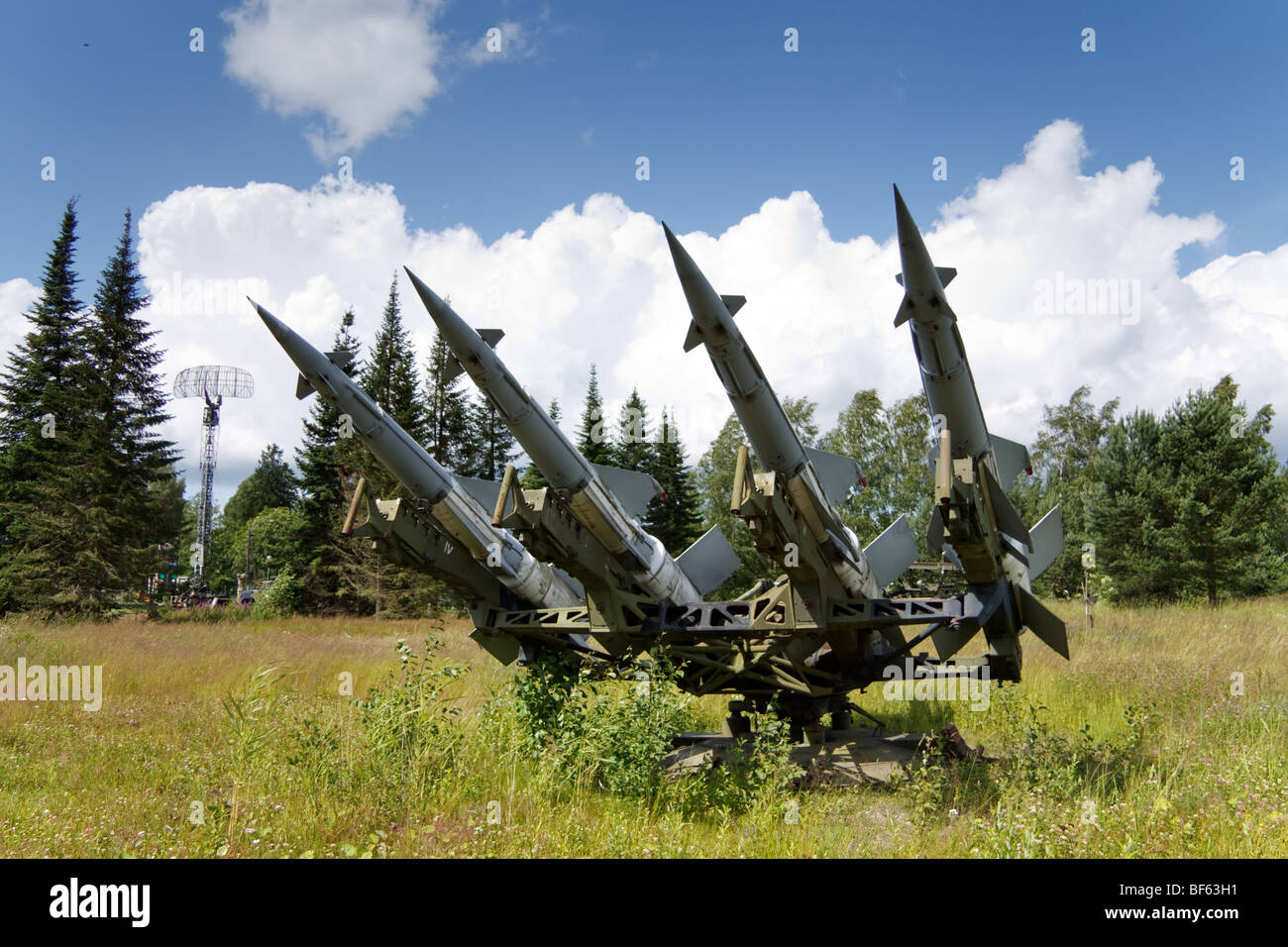 V-600 Raketen der sowjetischen Isayev S-125 Neva/Pechora-Boden-Luft-Raketen-System auf die vierfache Trägerrakete montiert Stockfoto