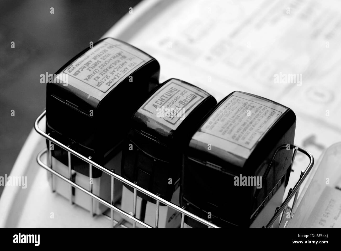 Gefälschte visa Stempel an der ehemaligen Grenze Patrouille des Checkpoint Charlie, Berlin, Deutschland, Europa Stockfoto