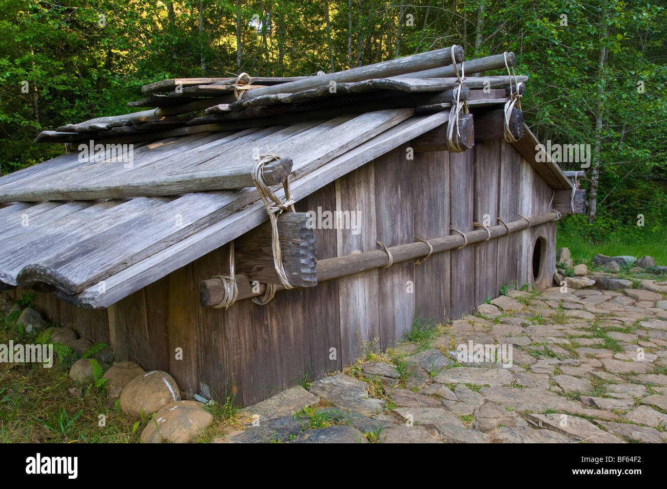 Rekonstruktion der traditionellen indianischen Logen Yurok-Indianer im Sumeg Village, Patricks Point State Park, Kalifornien Stockfoto