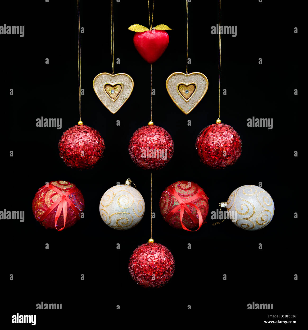 Modernes Bild von gemischten rot und gold Weihnachtsschmuck und Kugeln geformt ein Weihnachtsbaum Design auf schwarzem Hintergrund Stockfoto
