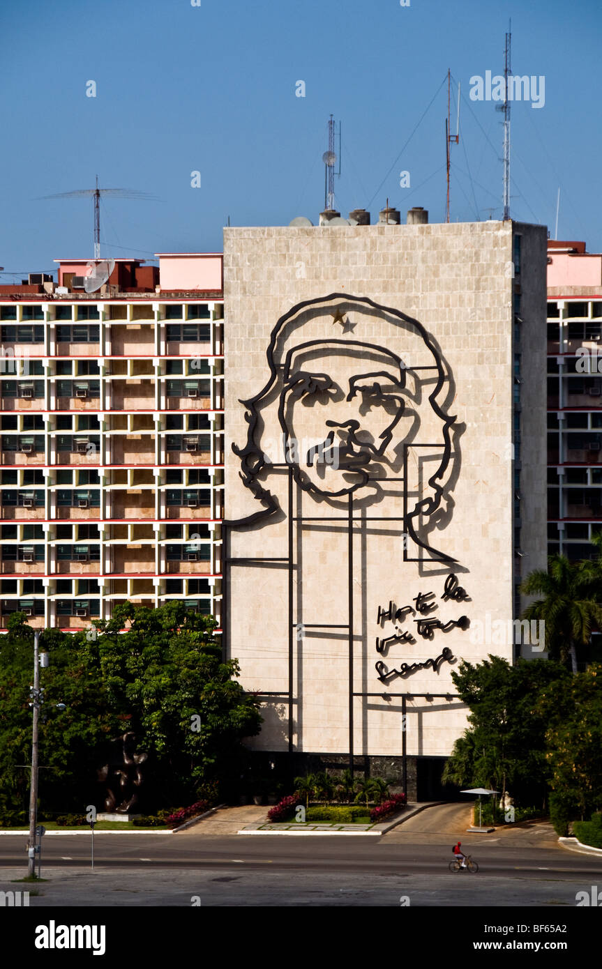 Che Guevara-Skulptur an der Außenseite eines Bürogebäudes in Havanna. Stockfoto
