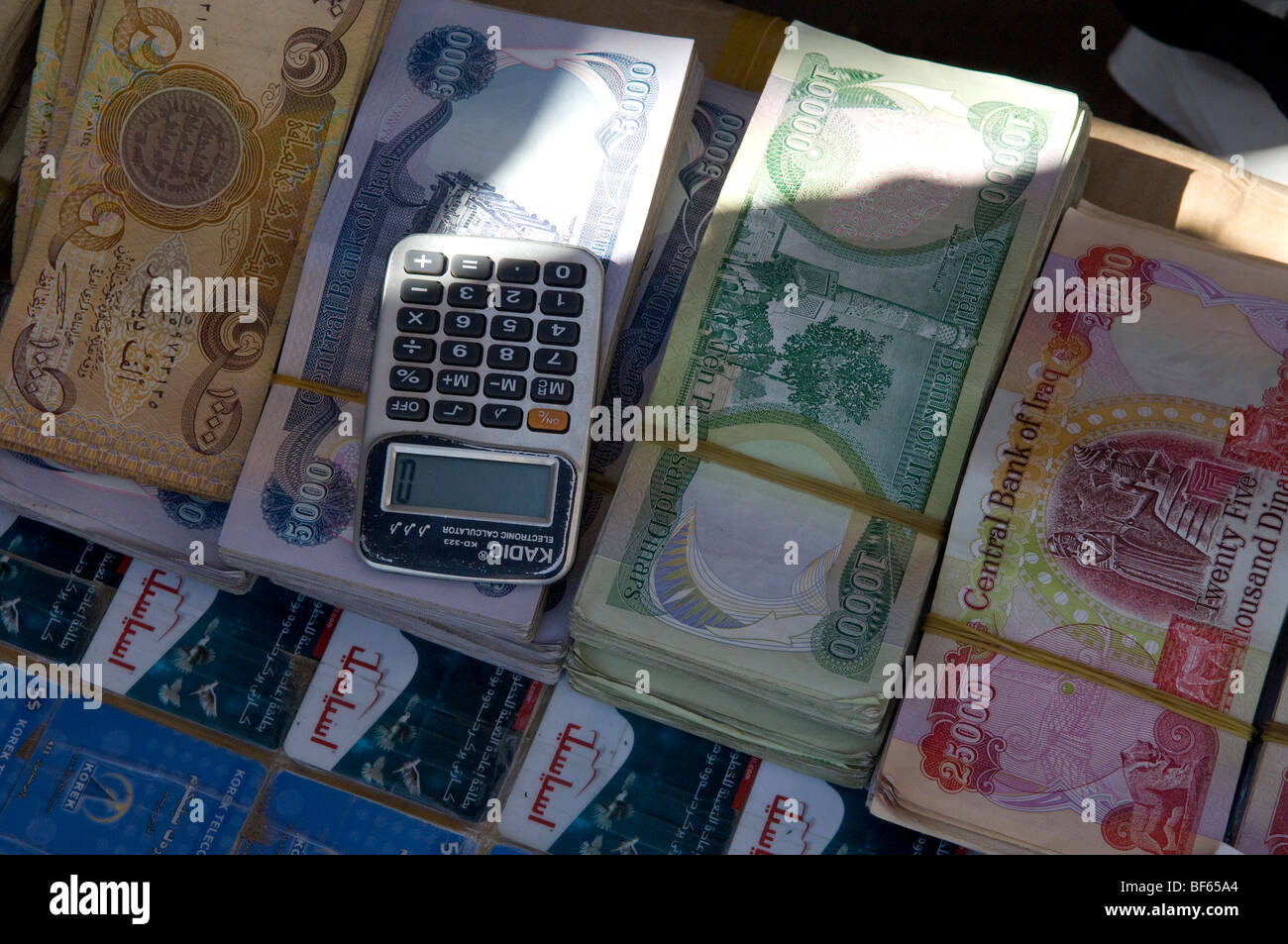 Irakischer Dinar Noten in Erbil Geldwechsler Stockfoto