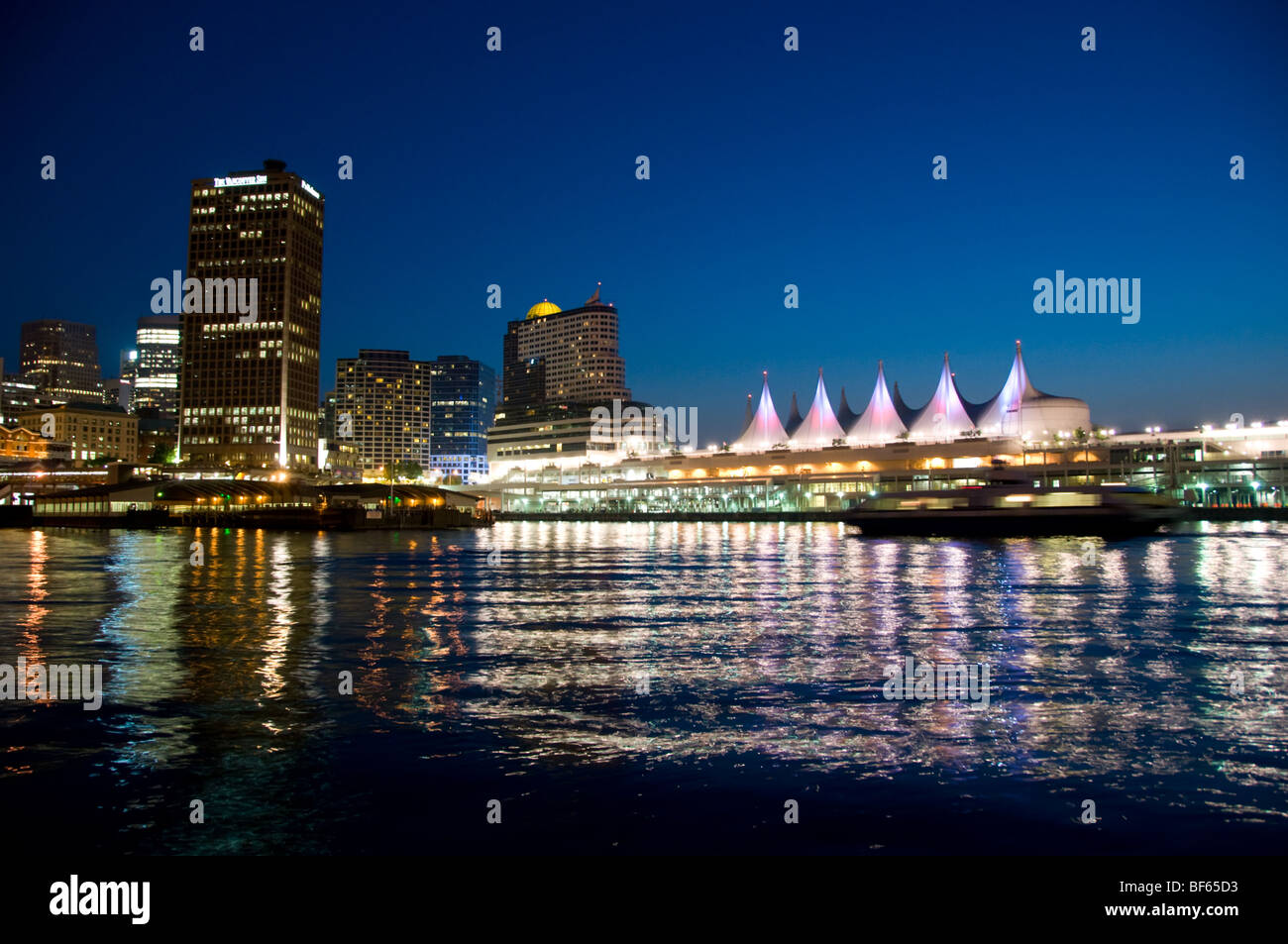 Skyline von Vancouver in der Nacht Stockfoto