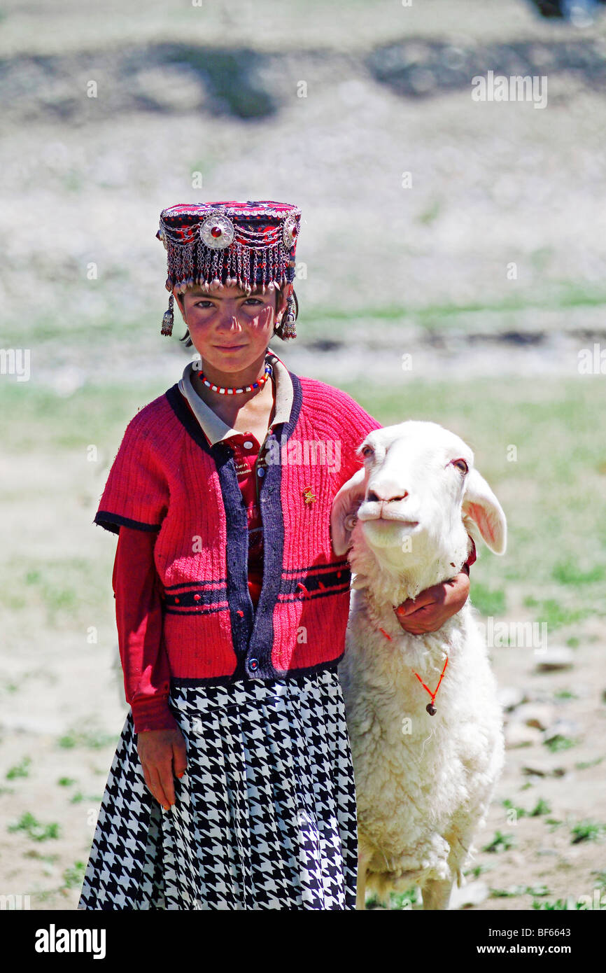 Tadschikistan-Mädchen in traditioneller Tracht mit Schafen, Artux, Xinjiang Uyghur autonome Region, China Stockfoto