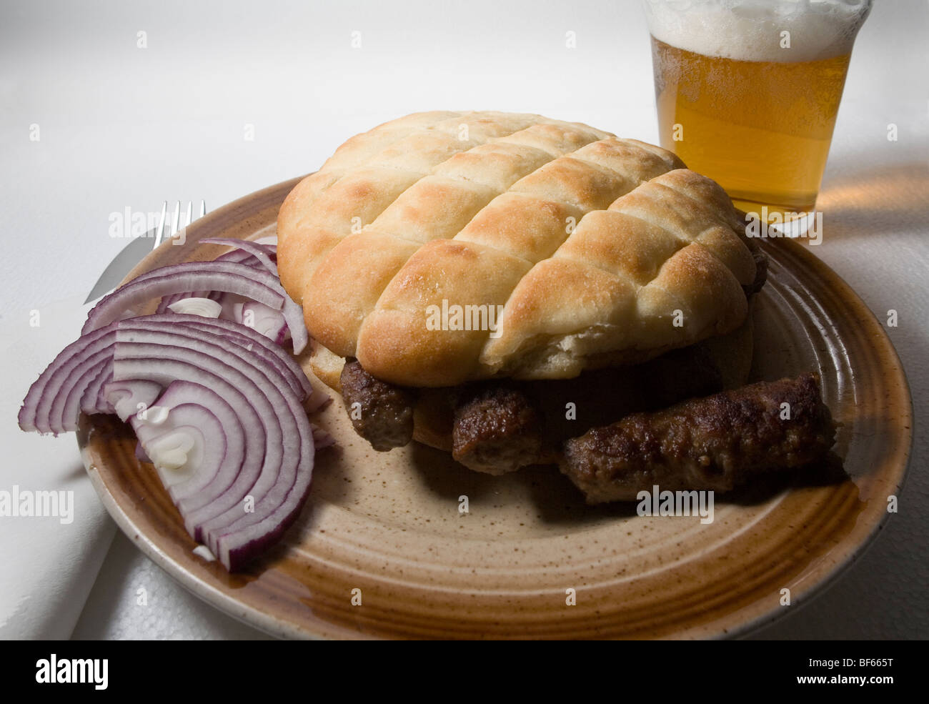 Cevapcici. Bosnisch-Fast-Food. Gegrilltes Fleisch rollt in Somun Brot einfach mit Zwiebeln serviert, oft begleitet mit Bier. Stockfoto