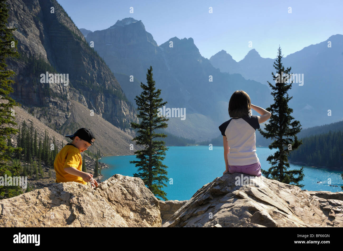 Zwei Kinder (im Alter von 7 & 10) genießen Moraine Lake - Tourismus in Banff Nationalpark in den kanadischen Rocky Mountains Stockfoto