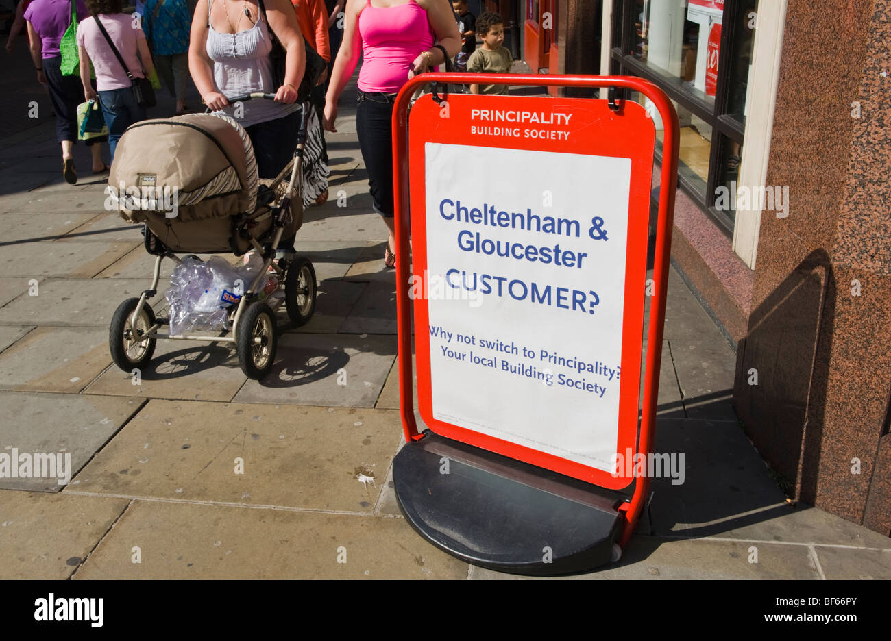 Fürstentum Building Society versuchen, Cheltenham und Gloucester Kunden in Stadt von Newport South Wales UK zu gewinnen Stockfoto