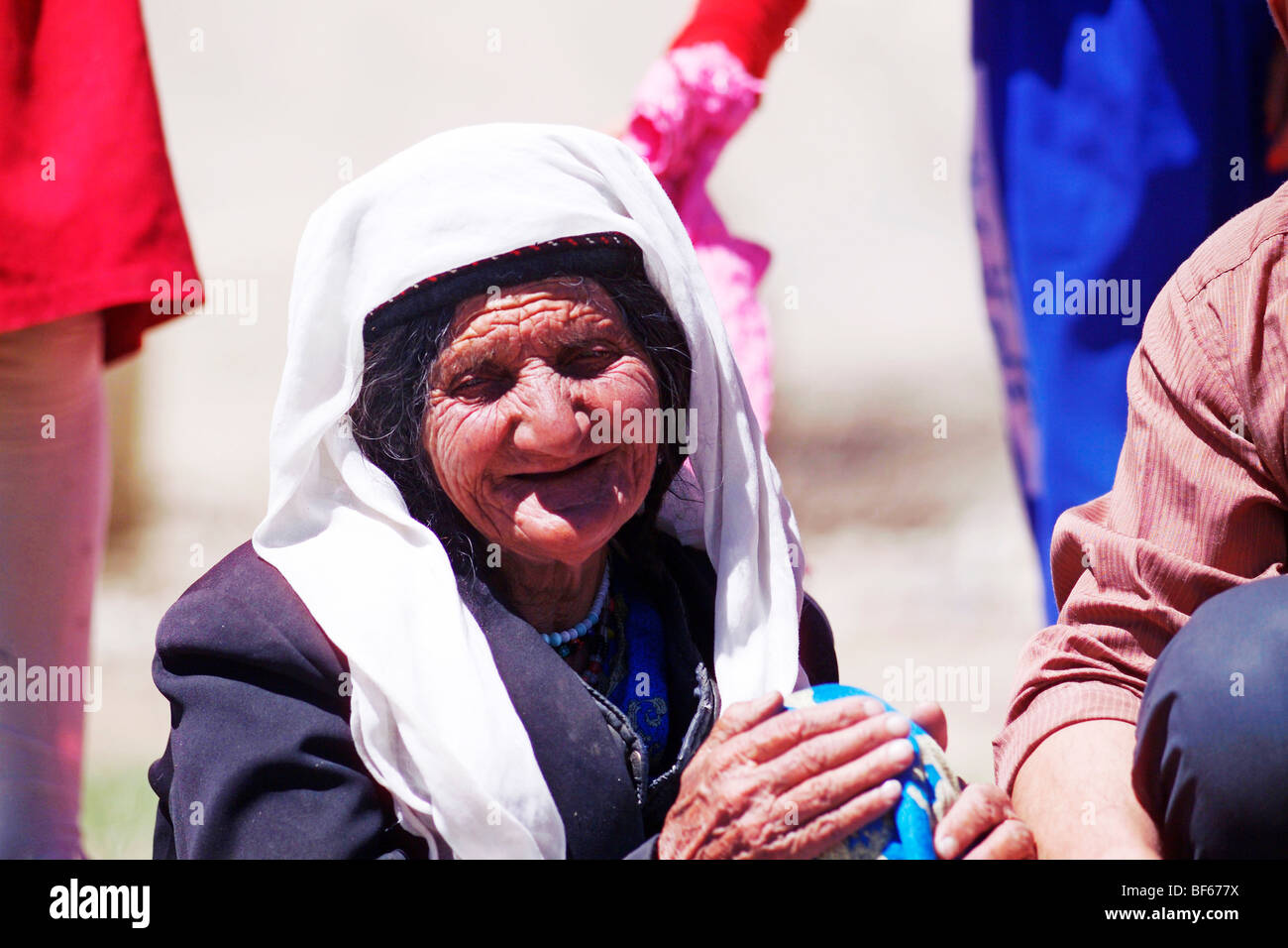 Tadschikistan-Seniorin in Tracht, Artux, Xinjiang Uyghur autonome Region, China Stockfoto