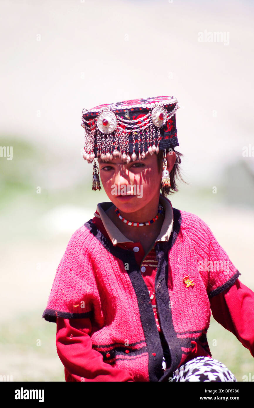 Tadschikistan-Mädchen in Tracht, Artux, Xinjiang Uyghur autonome Region, China Stockfoto