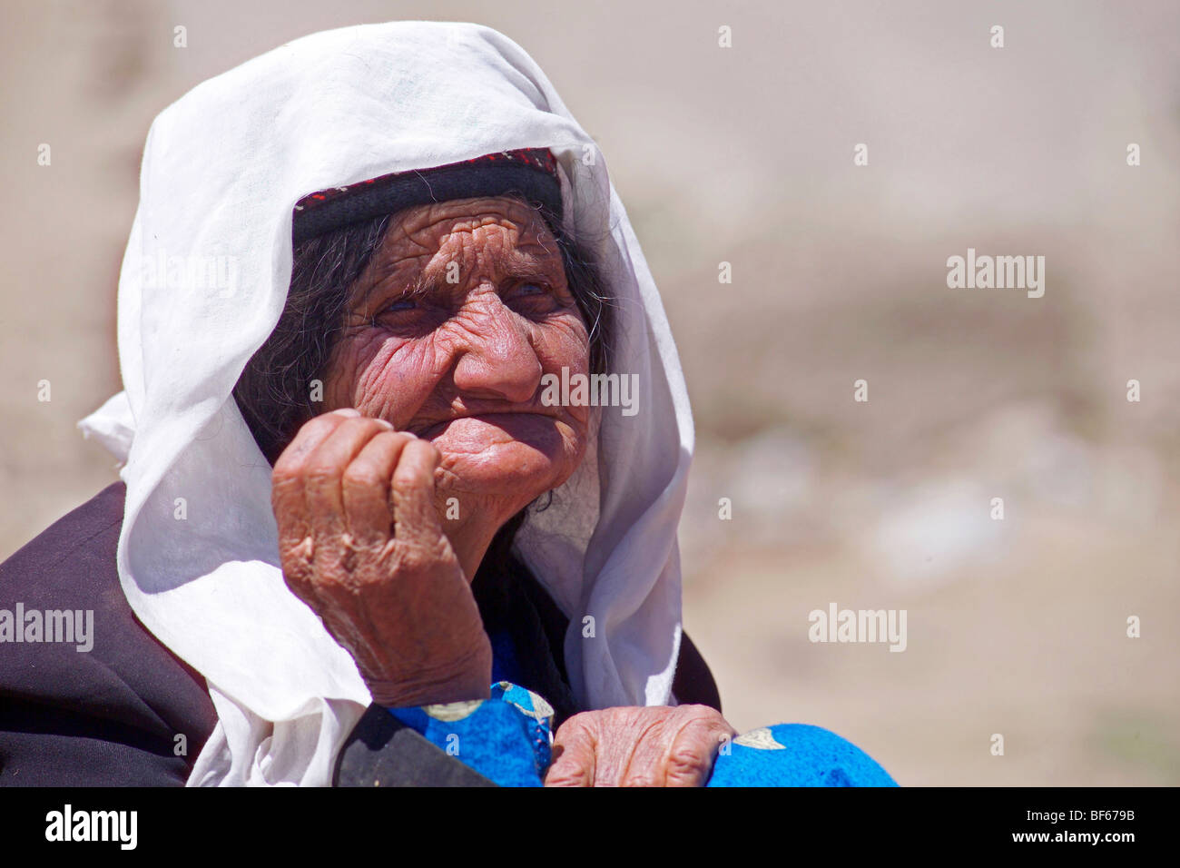 Tadschikistan-Seniorin in Tracht, Artux, Xinjiang Uyghur autonome Region, China Stockfoto