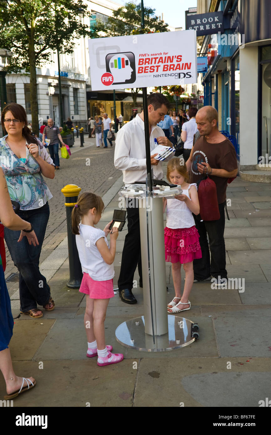 Nintendo DS auf der Suche nach Britains beste Gehirn in Straße in Stadt von Newport South Wales UK Stockfoto