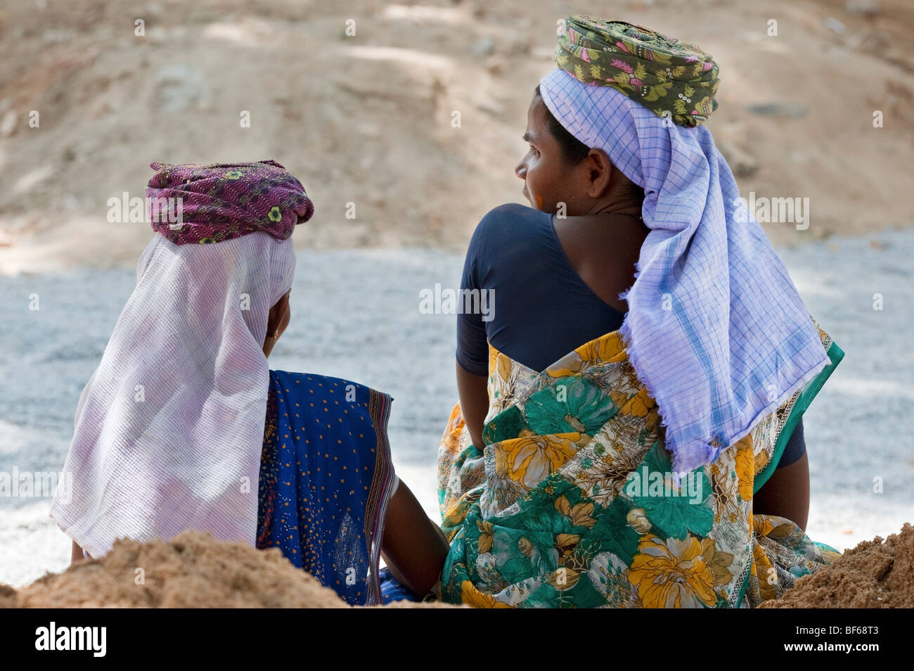 Indische Frauen auf den Straßen in Puttaparthi, Indien arbeiten. Stockfoto