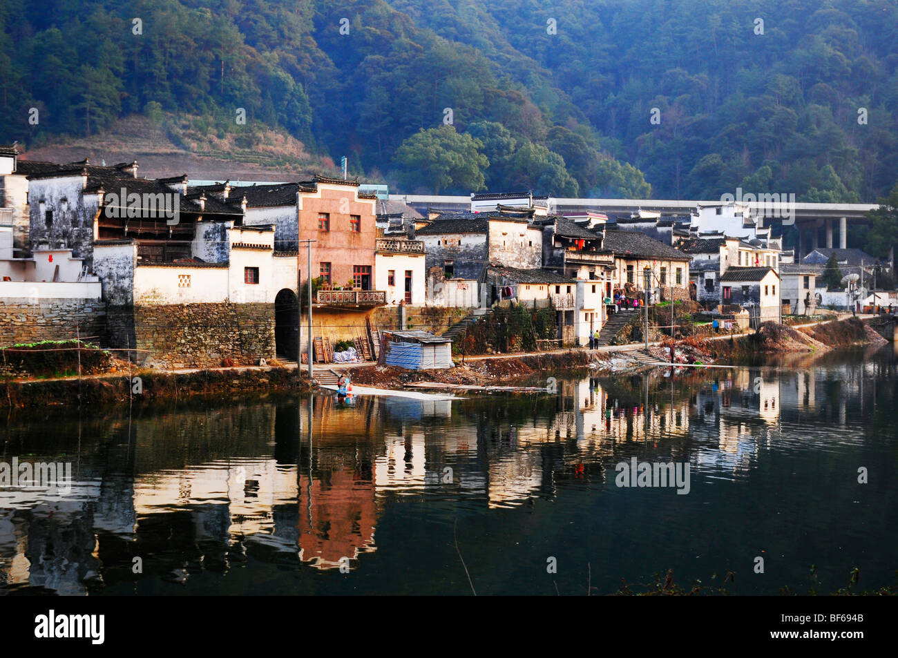 Traditionelle Hui Stil Architektur entlang des Flusses, Xiadan Dorf, Wuyuan County, Jiangxi Provinz, China Stockfoto