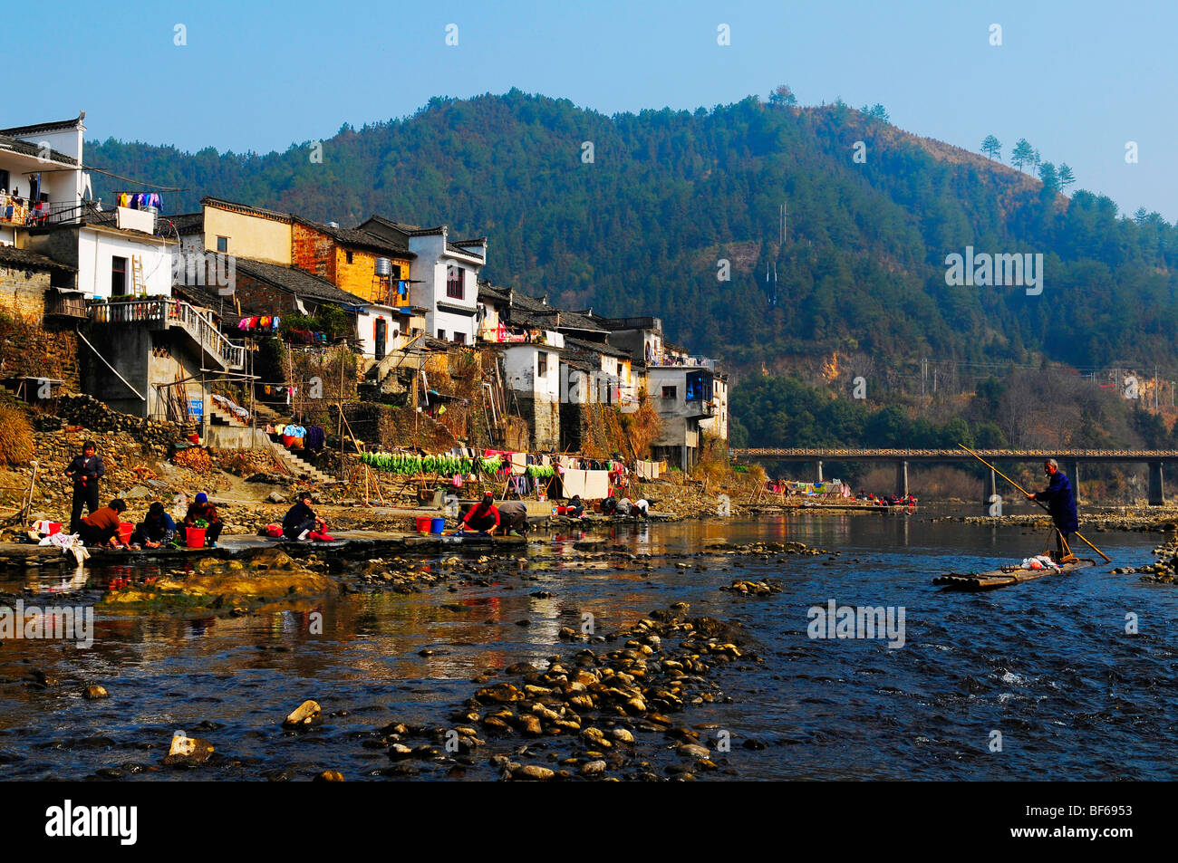 Chinesen Waschlappen neben Fluss, Stadt Dorf Wuyuan County, Jiangxi Provinz, China Stockfoto