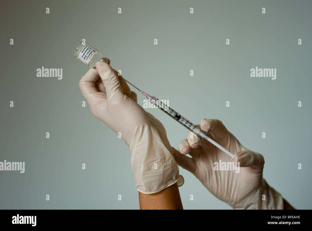 Krankenschwester Vorbereitung Schweinegrippe-Impfstoff Stockfoto