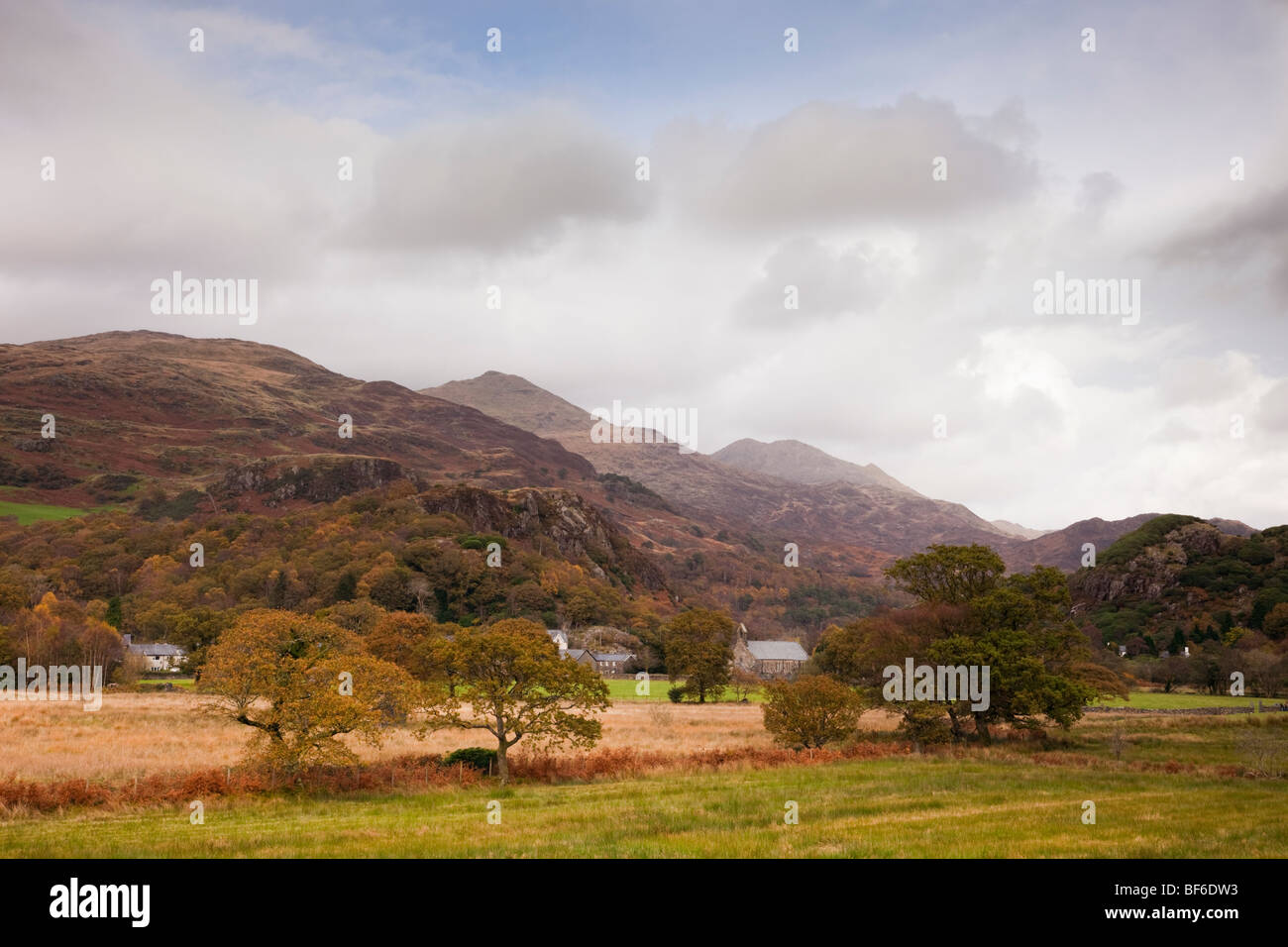 Beddgelert, Gwynedd, Nordwales, UK. Herbst-Country-Szene in einem Tal in die Berge von Snowdonia "Nationalpark" Stockfoto