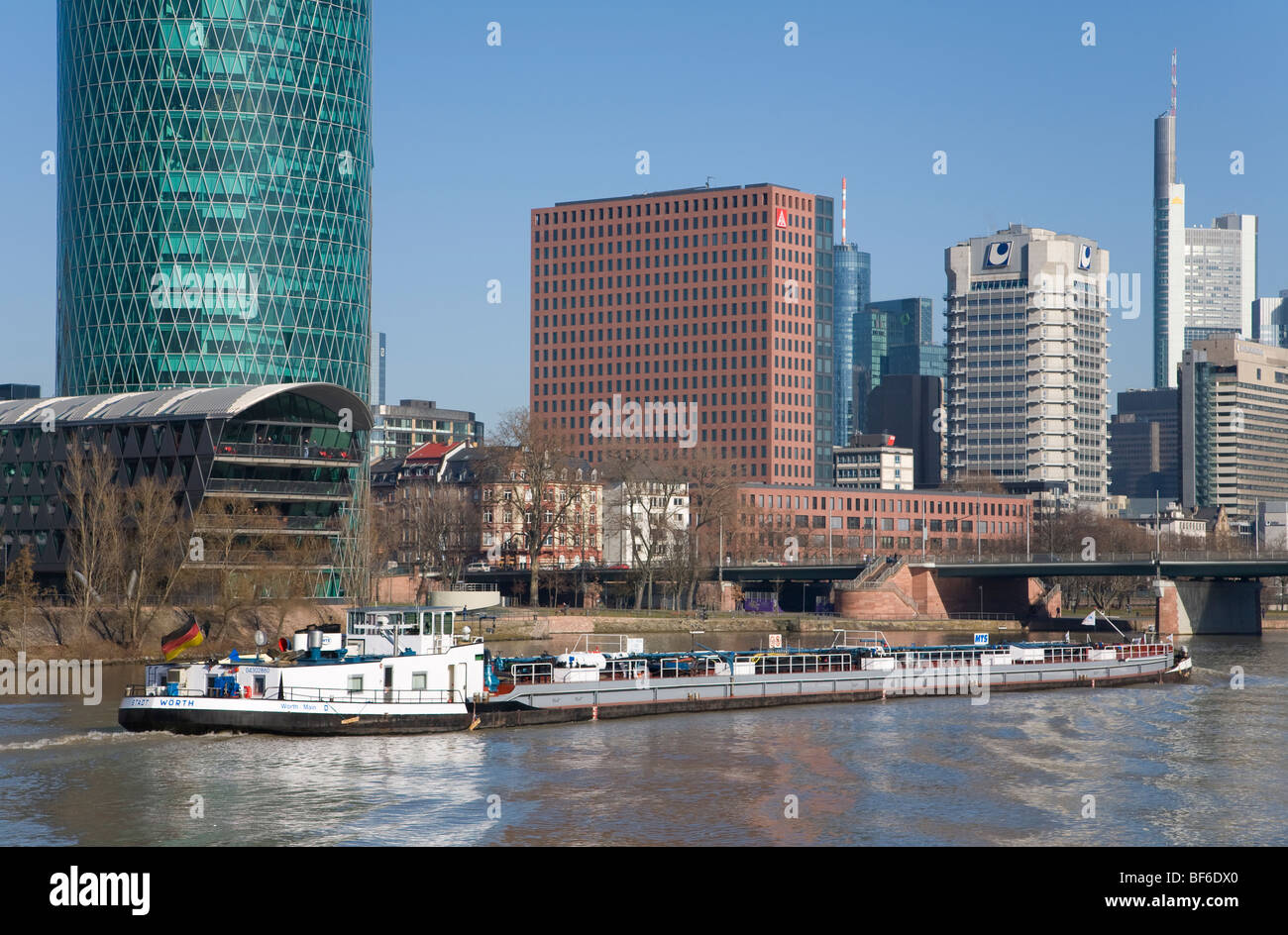 Westhafen, Westhafen Tower, Frachter am Mainufer, Frankfurt am Main, Hessen, Deutschland Stockfoto