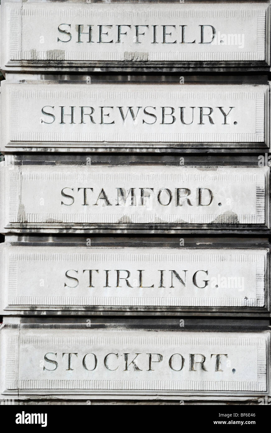 Namen der Bahnhöfe, beginnend mit der "eingeschrieben auf Stein außerhalb Euston Station, London, England, UK Stockfoto