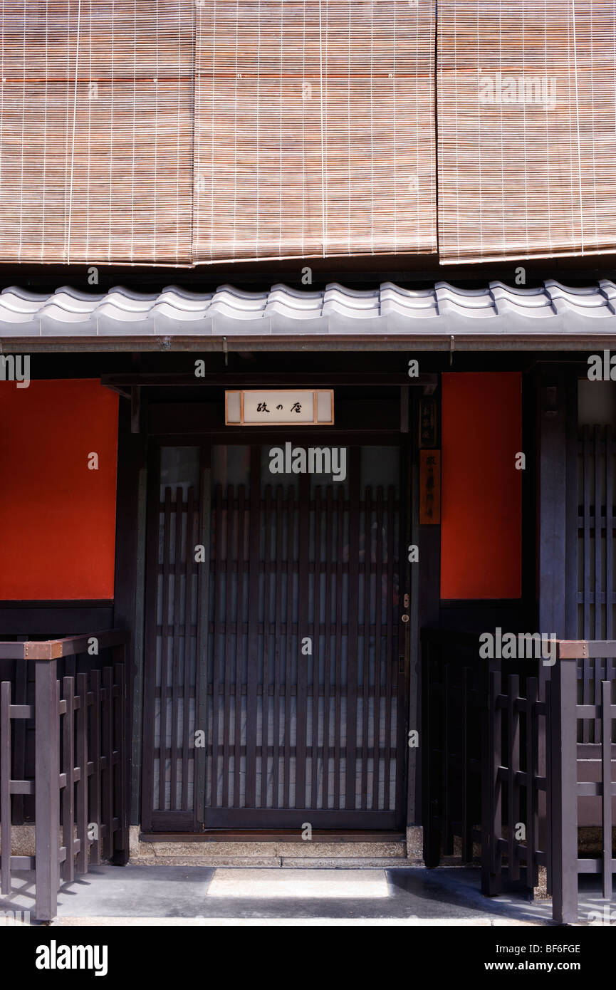 Detail einer Restaurant-Tür in Gion, berühmteste Geisha-Viertel Kyotos. Stockfoto
