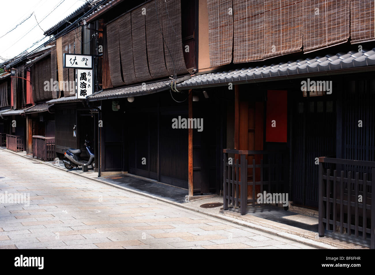 Detail einer Straße in Gion, berühmteste Geisha-Viertel Kyotos. Stockfoto
