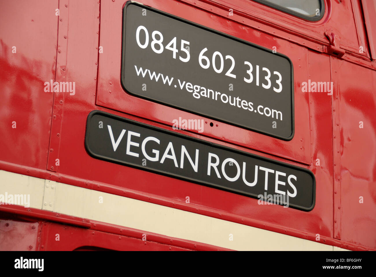 Werbung für vegane Routen Restaurant auf einem roten Londoner Routemaster bus Stockfoto