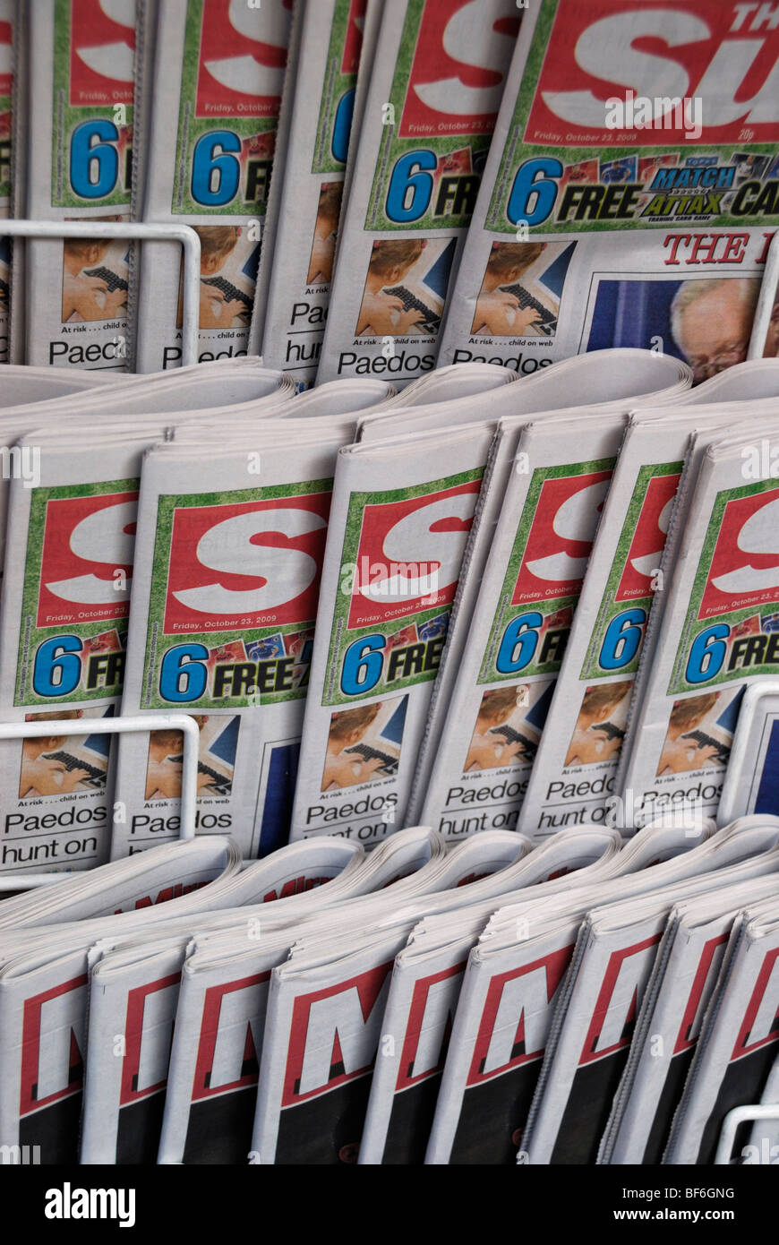 Zahlreiche Exemplare von der Sonne und Spiegel Tabloid-Zeitungen auf einem Ständer Stockfoto