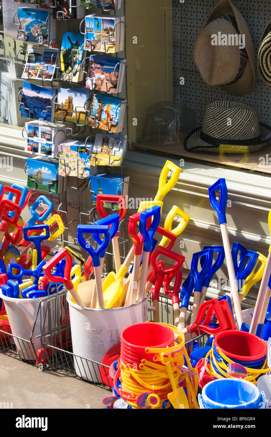 Bunte Eimer und Spaten in einem Souvenirladen, Whitby, North Yorkshire, UK Stockfoto