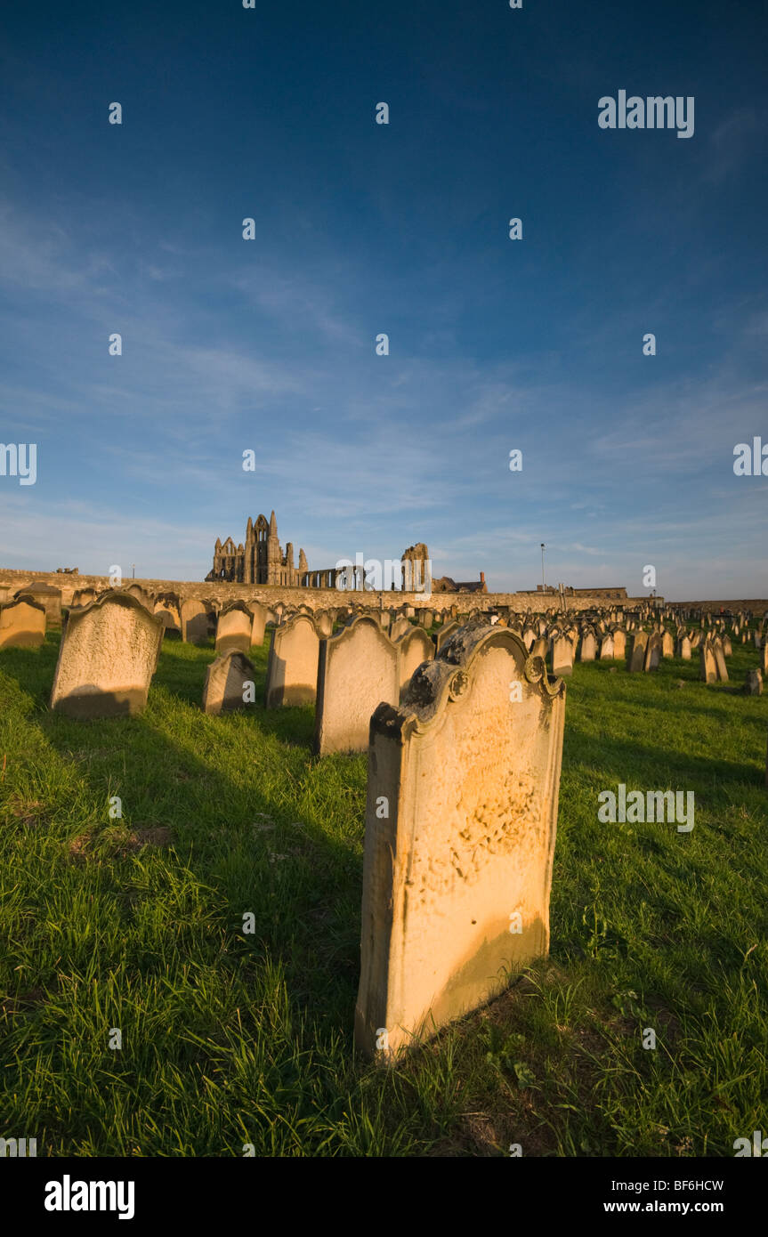 Friedhof der St. Marys Kirche mit Whitby Abtei im Hintergrund, Whitby, North Yorkshire, UK Stockfoto