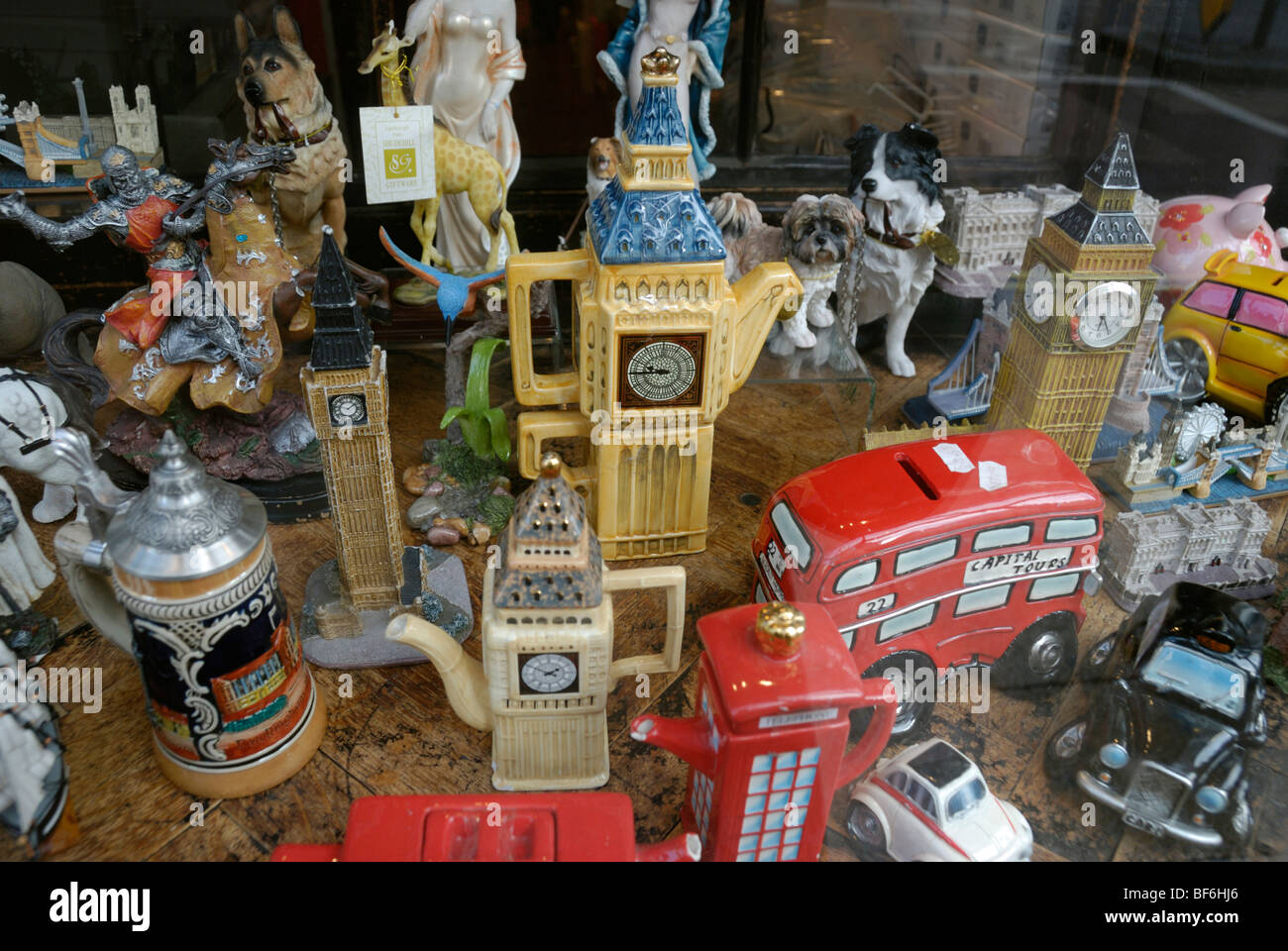 Neuartige London touristische Souvenirs in einem Schaufenster Stockfoto