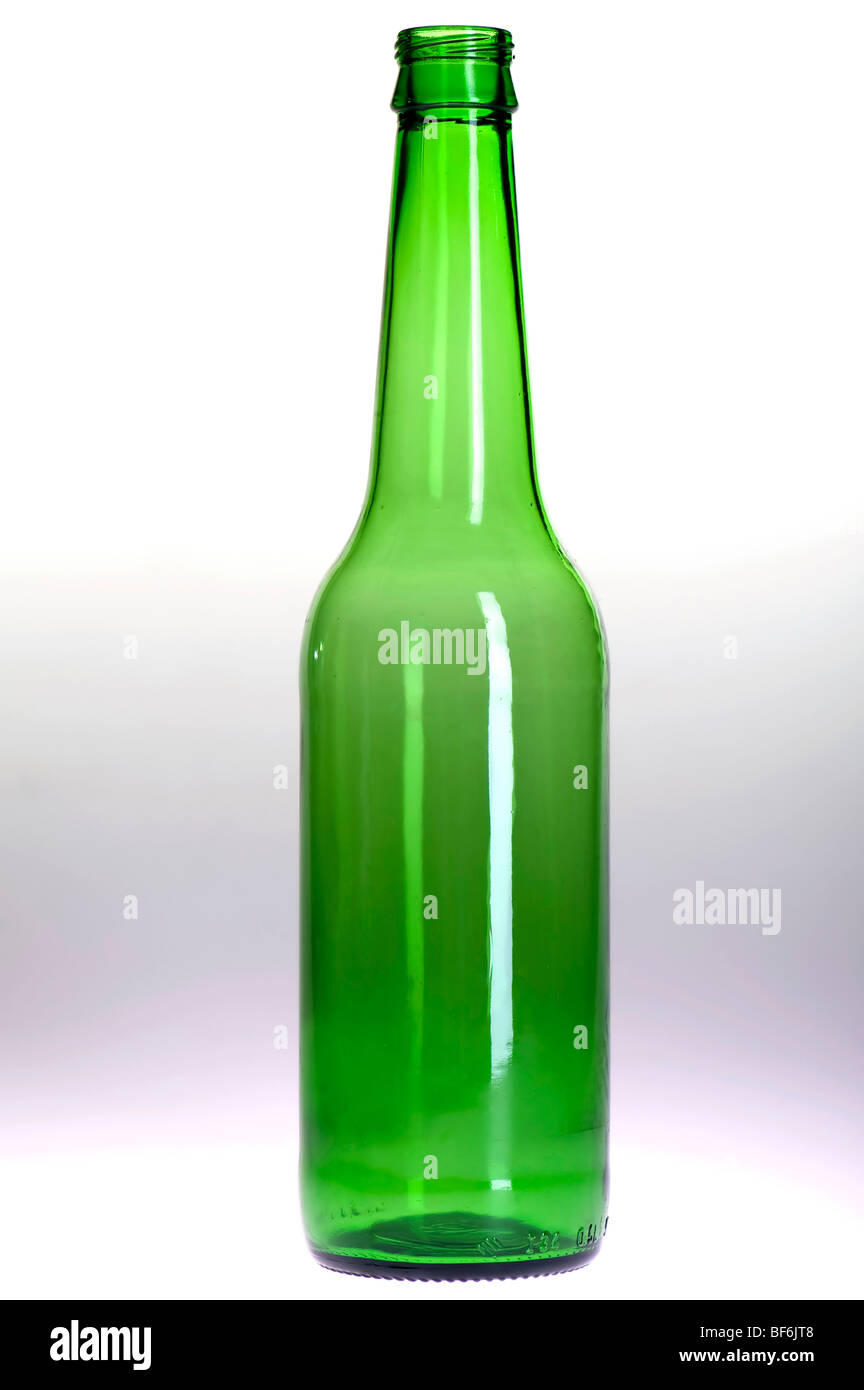 Objekt auf weiß - grüne Flasche leer Stockfoto