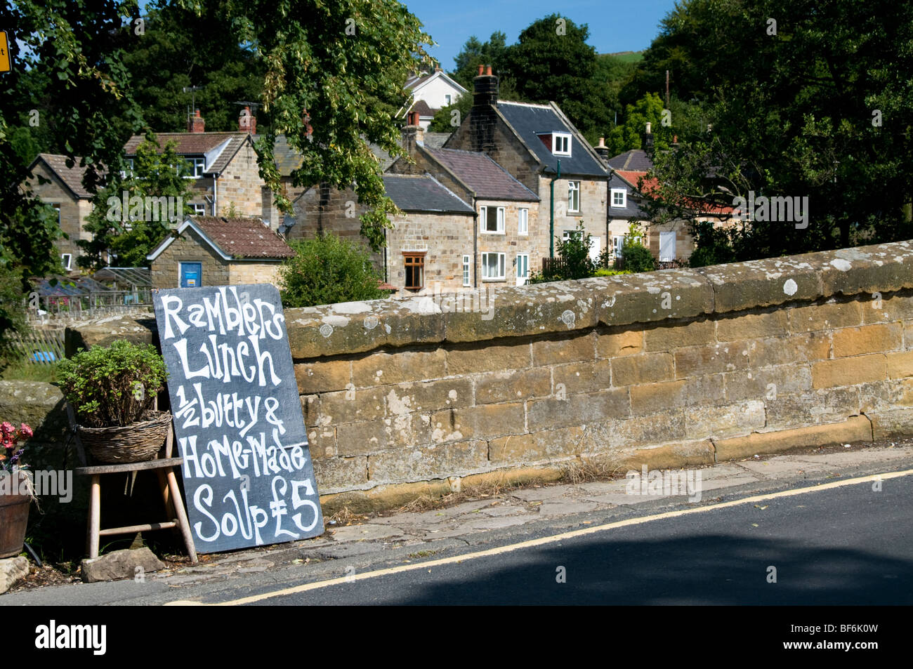 Externe Promotion Menü für Wanderer, Lealholm, North Yorkshire, UK Stockfoto