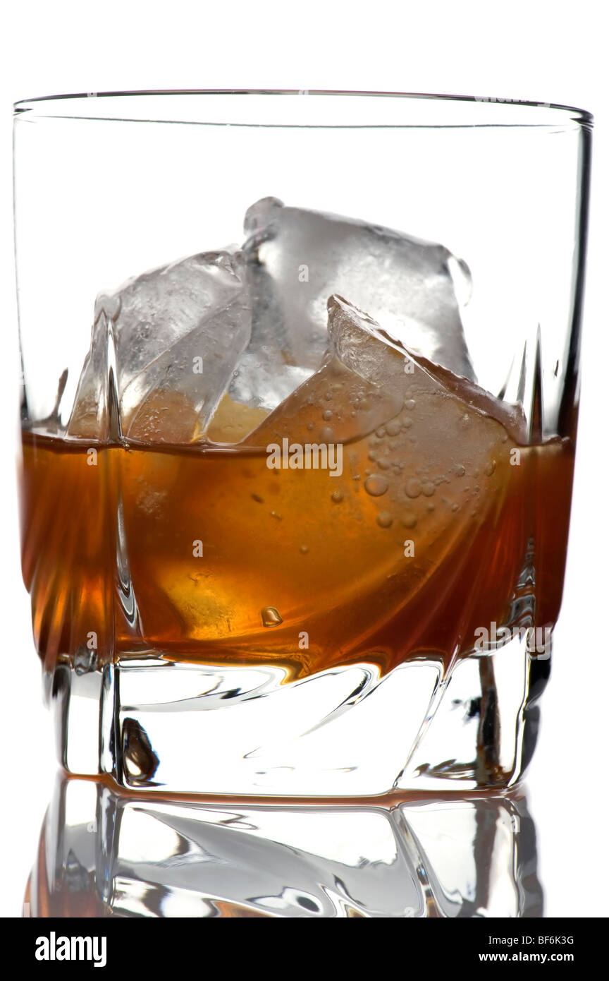 Objekt auf weiß - Glas Whiskey mit Eiswürfeln auf weiß Stockfoto