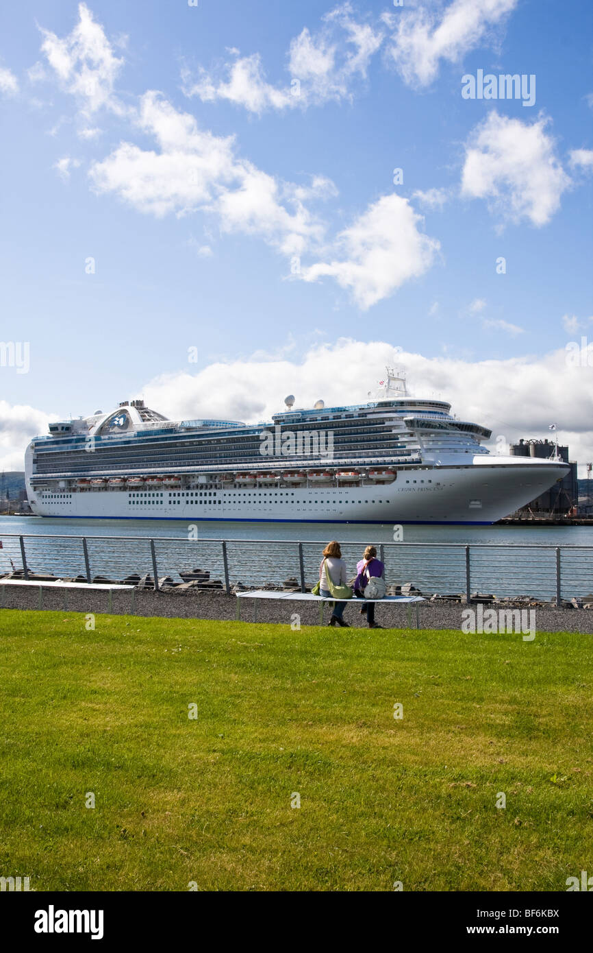 Zwei Mädchen beobachten, dass die Kronprinzessin Kreuzfahrtschiff Belfast festgemacht Stockfoto
