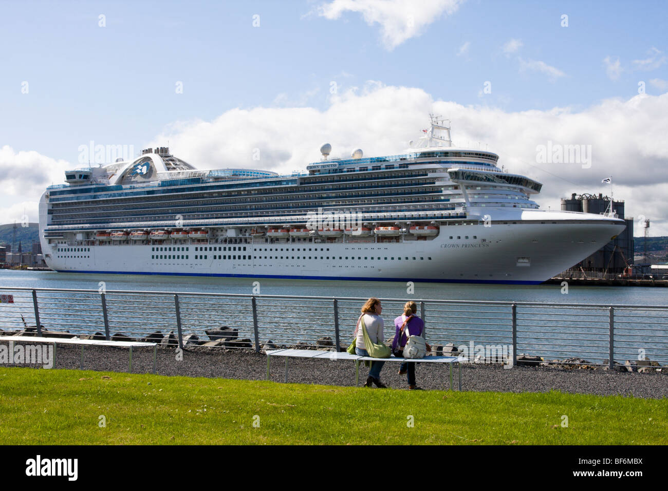 Zwei Mädchen beobachten, dass die Kronprinzessin Kreuzfahrtschiff Belfast festgemacht Stockfoto