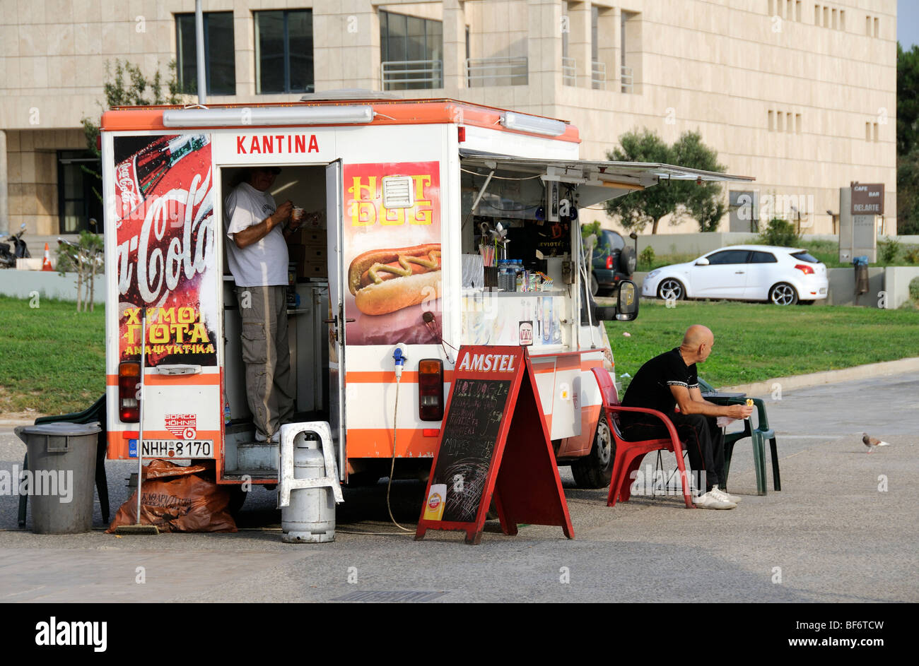 Outdoor-mobile catering Fahrzeug Verkauf von Speisen und Getränken vom Straßenrand zentrale Thessaloniki Nordgriechenland Stockfoto