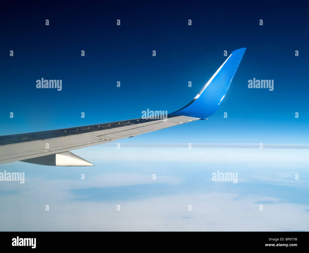 Airliner-Flügel und Himmel mitten in der Luft von Beleuchtung Stockfoto