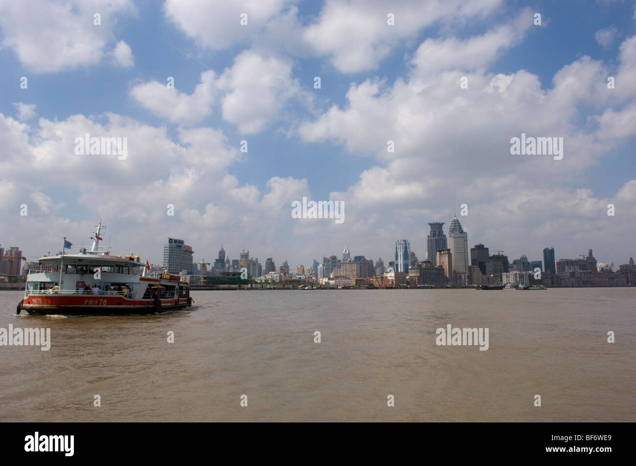 Mit der Fähre über den Huangpu-Fluss Huangpu und Pudong verbindet. Shanghai, China. Stockfoto