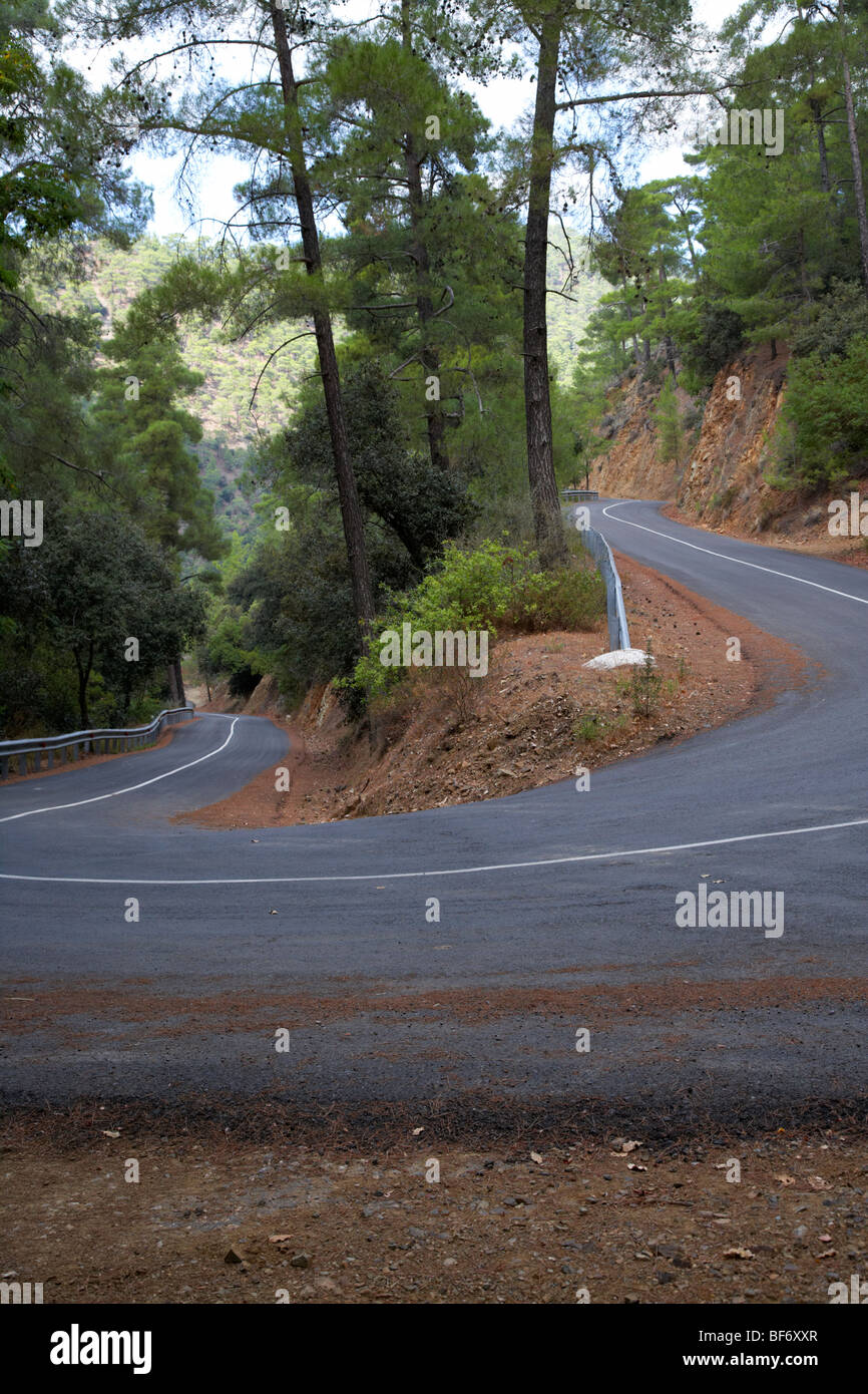 kurvenreichen kehre eine Bergstraße im Troodos-Gebirge Wald Republik Zypern Stockfoto