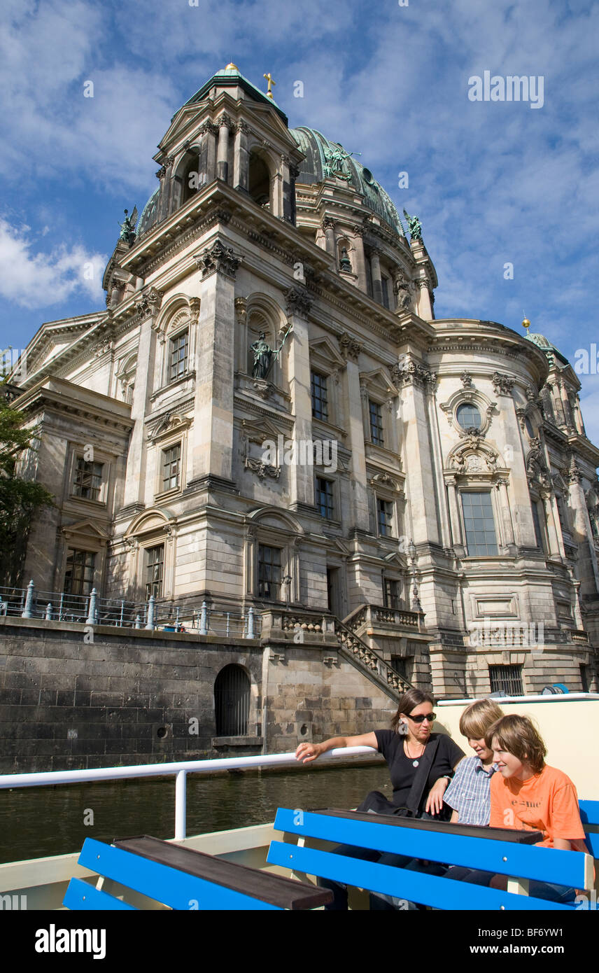 Ausflugsschiff auf der Spree vor Dom Kathedrale in Berlin, Deutschland Stockfoto