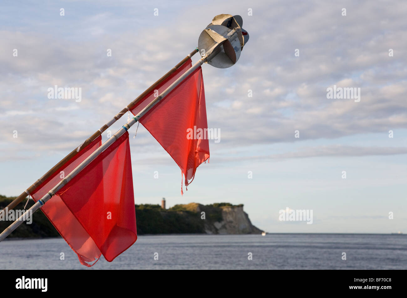 Rote Fahnen ein Angeln Boot in Vitt, Insel Rügen, Mecklenburg-Western Pomerania, Deutschland Stockfoto