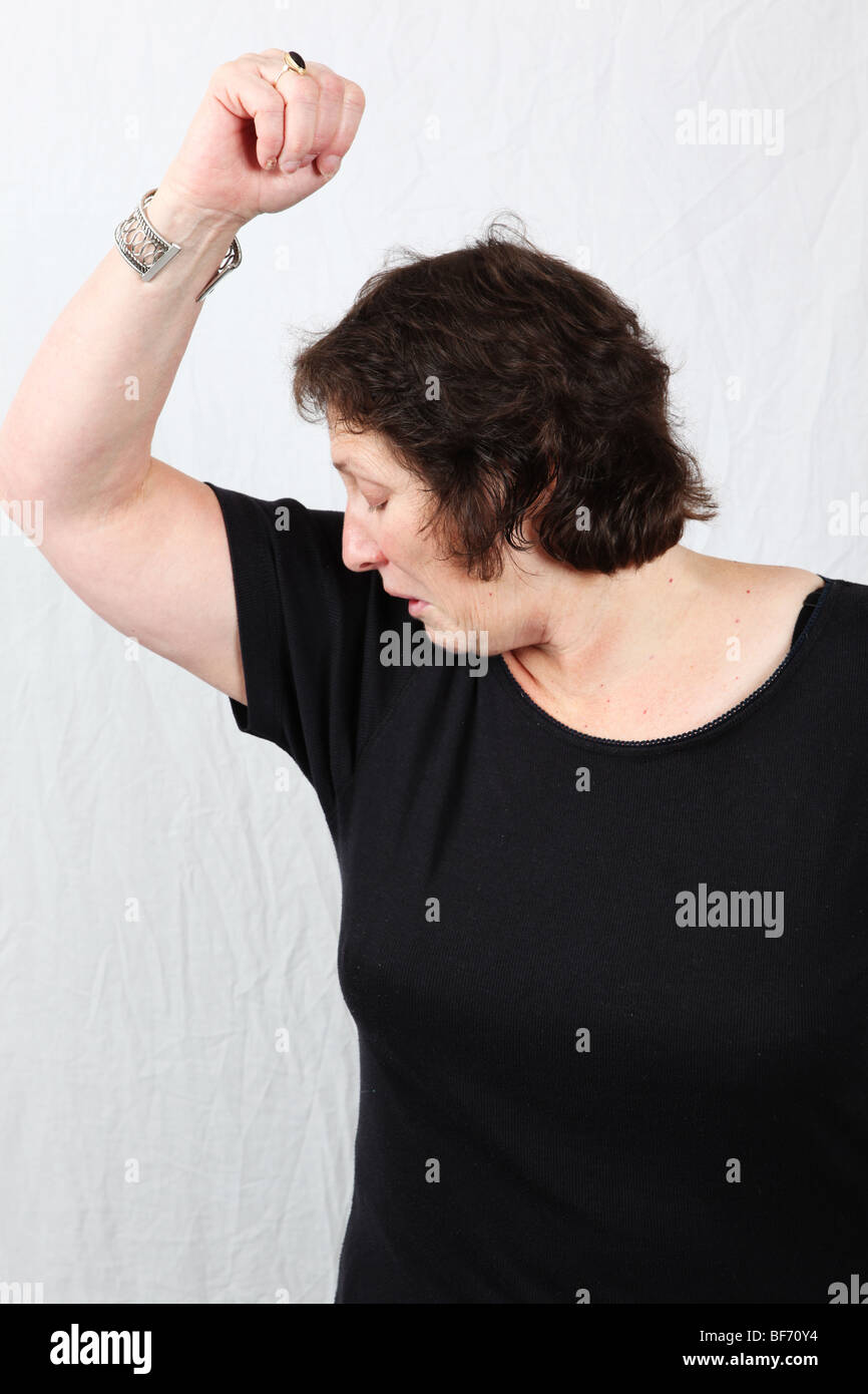 50er Jahre 60er Jahre Frau riecht Achselhöhle Ekel riecht stark unter Arm Geruch Körpergeruch BO ungewaschenen unrein armer schlechte persönliche Hygiene Stockfoto