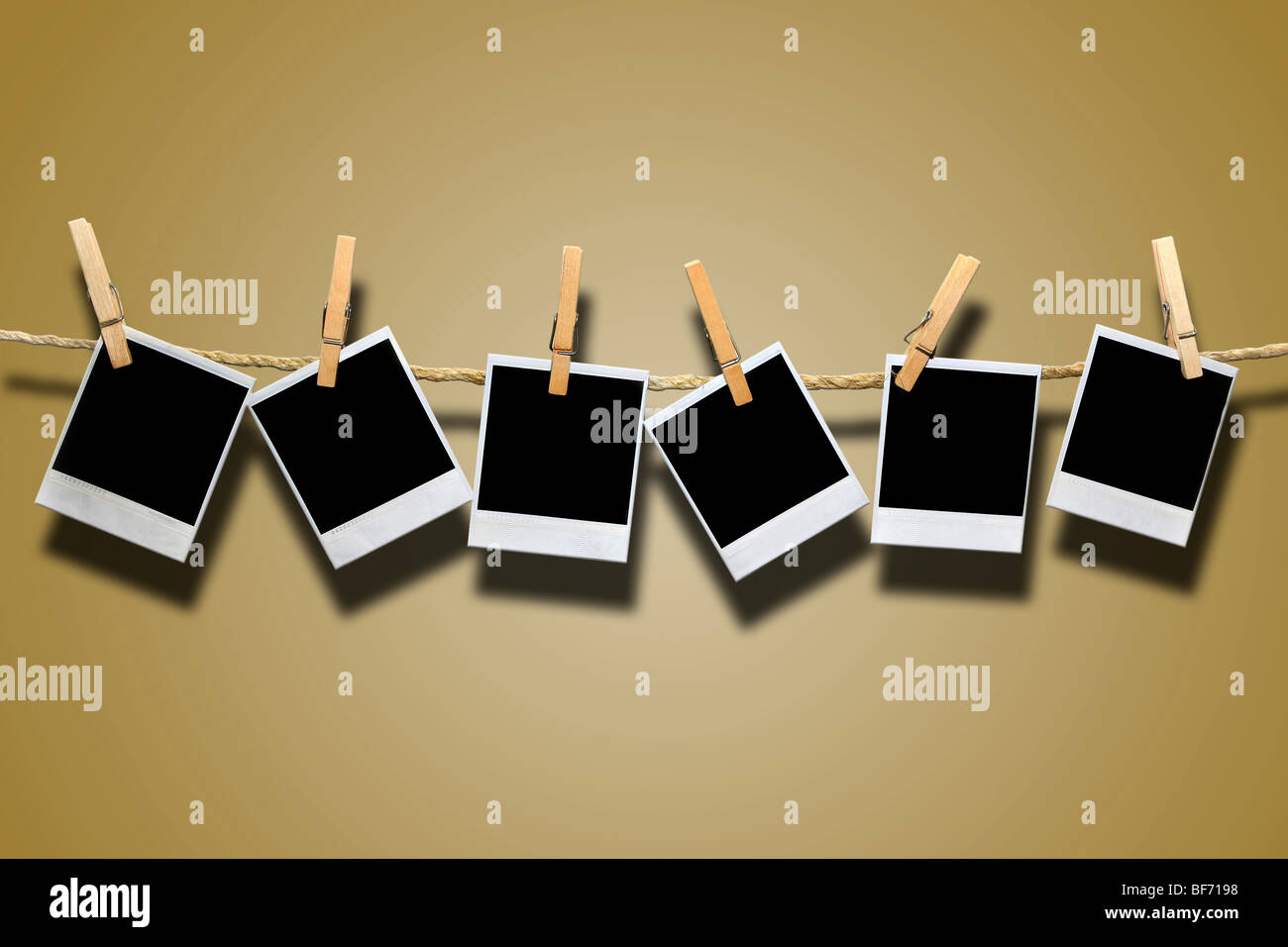 Vintage alte Sofortbildfilm hängen am Seil mit Schatten Stockfoto
